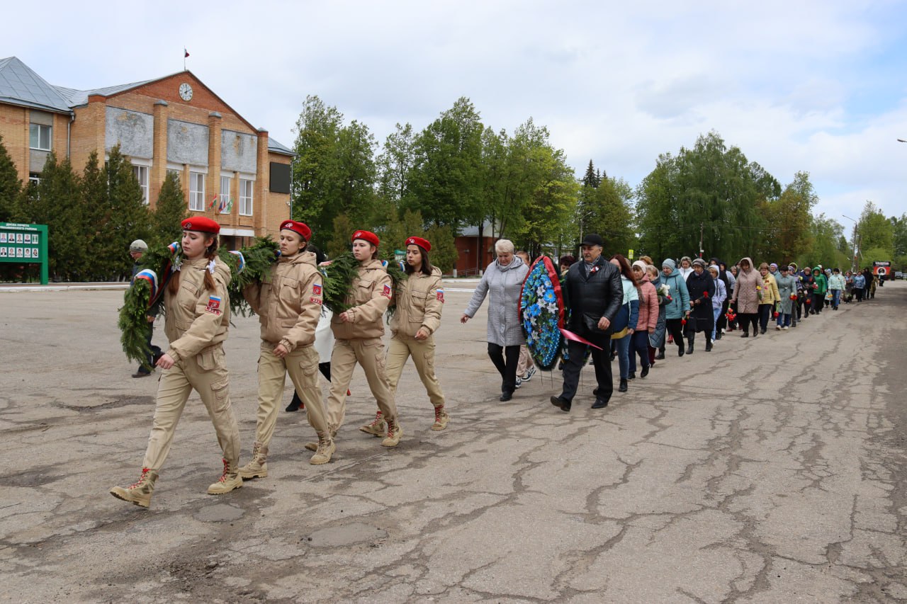 Цветы и слова  благодарности героям.